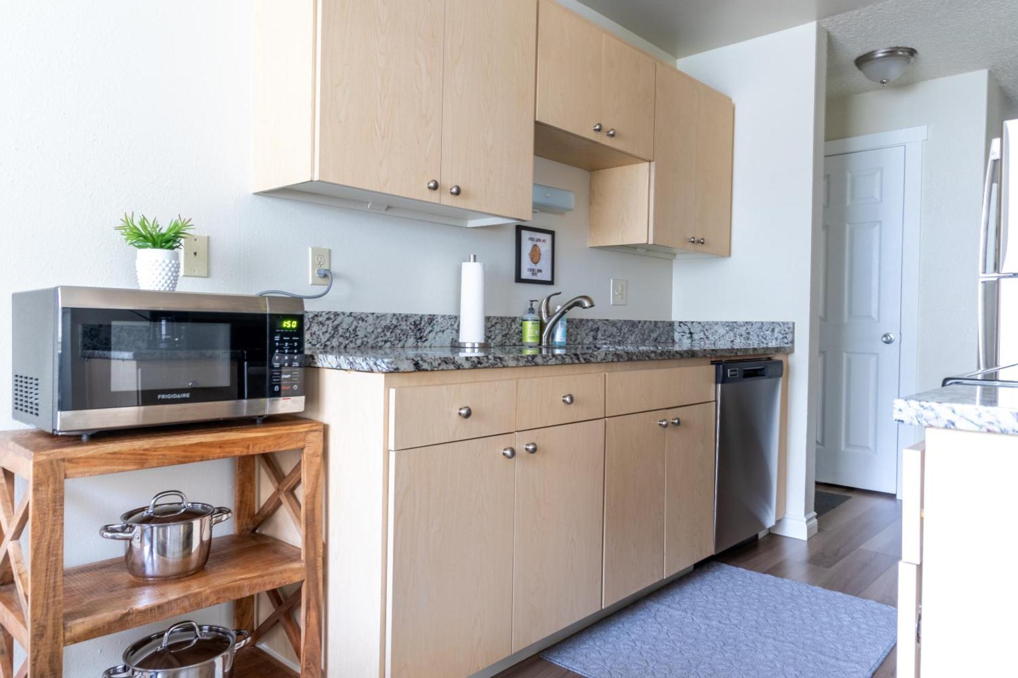 King Bed + Studio! Free Parking, Patio, Wfh Space! ซีแอตเทิล ภายนอก รูปภาพ